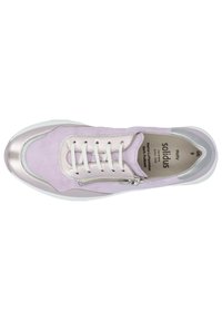 Lilafarbene und metallisch silberne Low-Top-Sneaker mit weißen Schnürsenkeln, einem Reißverschluss an der Seite und einer gepolsterten Innensohle, die mit "Solidus Holly Deutschland" beschriftet ist.