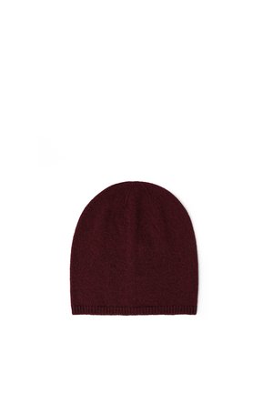 Bonnet en maille rouge foncé avec un bord côtelé simple présenté sur fond blanc.