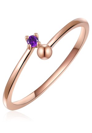 Rings in rosaguld med en tynd ring, prydet med en enkelt rund lilla ædelsten sat i kløer og en glat sfærisk aksent på den modsatte side.