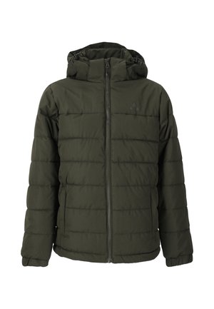 Grøn pufferjakke med hætte, lynlås lukning og ribbede manchetter. Parret med grønne cargo-bukser med sidelommer. Sorte sneakers.