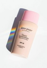 Schwerelose Gesichts-Sonnencreme in einer hellrosa Flasche mit rosa Kappe. Der Text umfasst "Tägliche Sonnencreme", "SPF 30" und "Antioxidative Kraft."