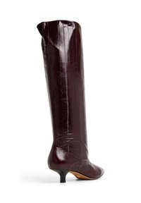 Stivali bordeaux al ginocchio realizzati in materiale sintetico lucido, con punta affusolata e tacco angolato di piccole dimensioni, caratterizzati da righe di texture verticali.