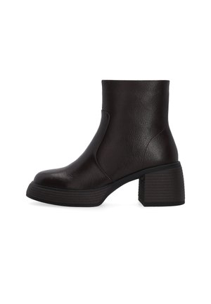 Schwarzer Leder-Stiefelette mit rundlicher Zehenpartie, klobigem Blockabsatz und Plateau-Sohle, seitlich auf weißem Hintergrund.