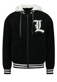 Zwarte fleecejas met een witte capuchon, ritssluiting en gestreepte geribbelde manchetten. Heeft een geborduurde letter "L" aan de voorkant.