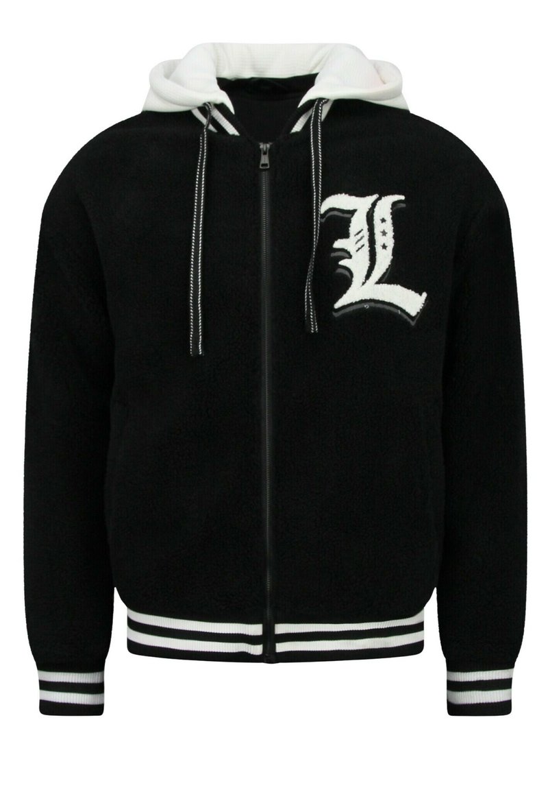 Zwarte fleecejas met een witte capuchon, ritssluiting en gestreepte geribbelde manchetten. Heeft een geborduurde letter "L" aan de voorkant.