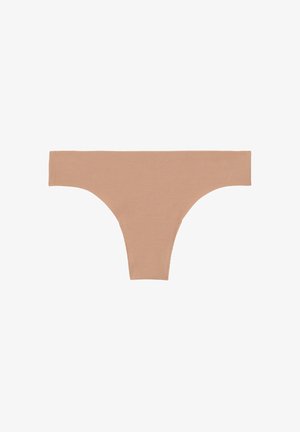 Tanga beige hecha de una tela suave y elástica. Presenta laterales anchos y un diseño minimalista sin costuras ni patrones visibles.