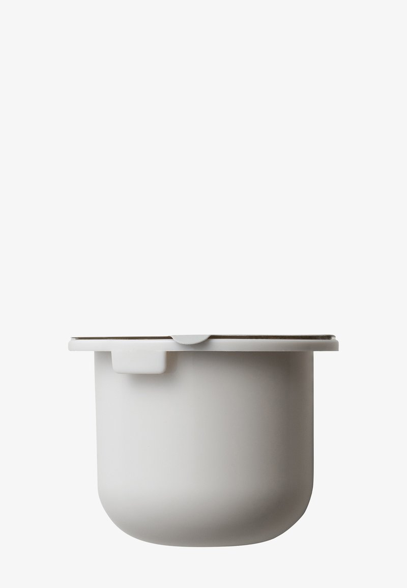 Conteneur en céramique blanche avec un corps lisse et arrondi et un dessus plat. Présente un petit onglet pour le retrait. Design minimaliste.