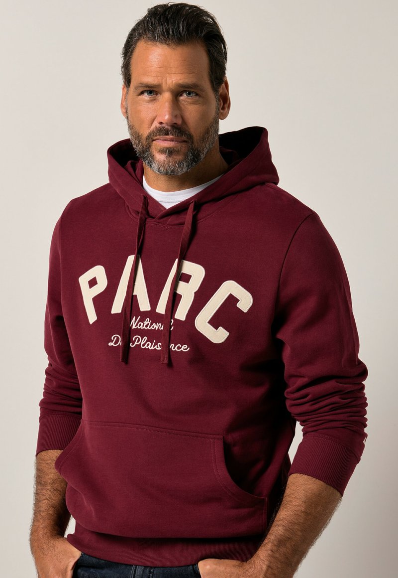 Felpa con cappuccio color bordeaux con coulisse, tasca frontale e scritte color crema con le parole "PARC" e "Nations de Plaisance." Materiale morbido in misto cotone.