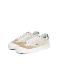 Białe i beżowe sneakersy z zamszowymi akcentami, posiadające teksturowaną gumową podeszwę, sznurowadła i turkusową pętlę na pięcie. Wytłoczone logo Calvin Klein.