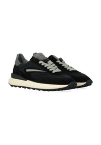 Sneaker nere in suede e nylon con accenti grigi, lacci testurizzati e una suola intermedia bianca, dotate di suola esterna in gomma per la trazione.