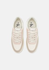 Calvin Klein Jeans CLASSIC CUPSOLE LOW LACE - Zapatillas - eggshell/creamy white/whisper pink