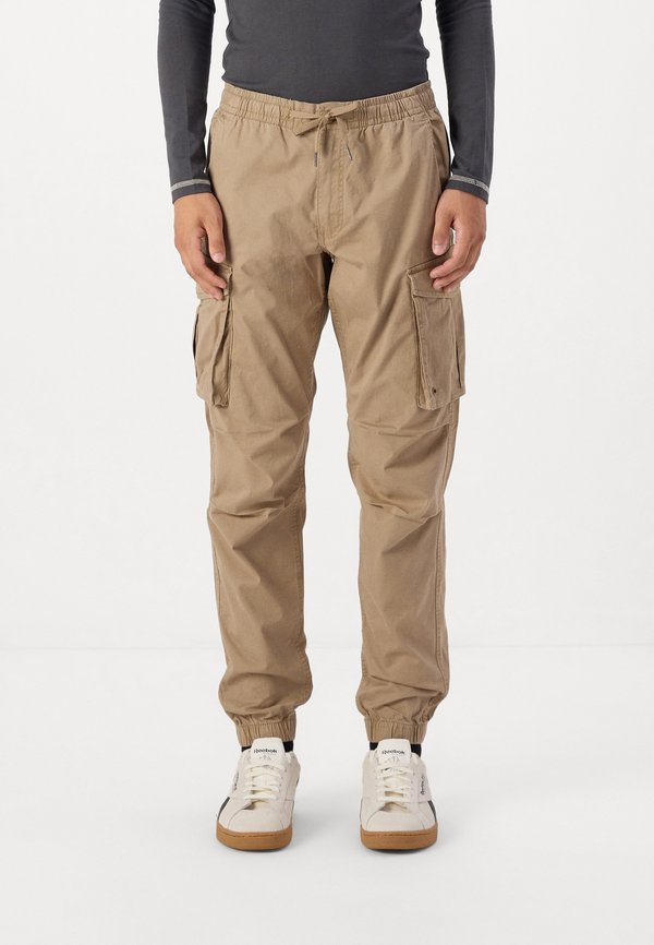 JPSTKANE JJNOAH CUFFED - Cargo trousers - elmwood
