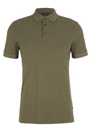 Polo vert olive à manches courtes avec col et trois boutons, avec une broderie discrète de la marque sur la poitrine gauche.