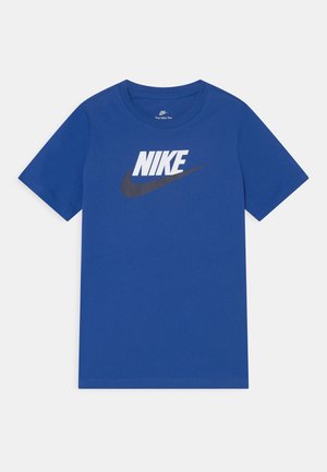 Blaues T-Shirt mit kurzen Ärmeln und Rundhalsausschnitt, mit weißem "NIKE"-Text und schwarzem Swoosh-Logo mittig auf der Brust.