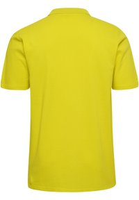 Gul polo skjorta med platt stickad krage, korta ärmar och en texturerad tyg. Bakifrån visas en slät, sömlös design utan dekorationer.