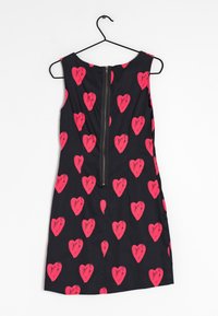 Černé bezramenné šaty se zipem na zadní straně, s vzorem jasně růžových srdcí rovnoměrně rozmístěných po látce.