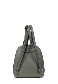 Sac à main en cuir texturé vert avec quincaillerie dorée, deux bandoulières ajustables et une forme arrondie. Le dos présente un compartiment zippé.
