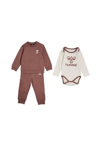Brauner Fleece-Set mit langärmligem Oberteil und Hose, ausgestattet mit einem kleinen Logo. Weißer Body mit brauner Einfassung und Logo. Weicher Stoff, bequeme Passform.