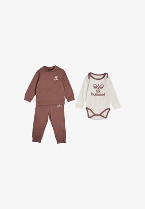 Brauner Fleece-Set mit langärmligem Oberteil und Hose, ausgestattet mit einem kleinen Logo. Weißer Body mit brauner Einfassung und Logo. Weicher Stoff, bequeme Passform.