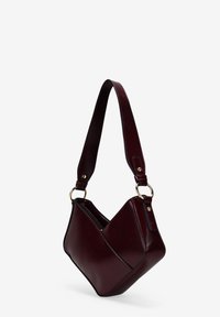 Bolso de hombro de cuero burdeos con un diseño geométrico, que cuenta con una sola correa ajustable y acentos de hardware dorado.