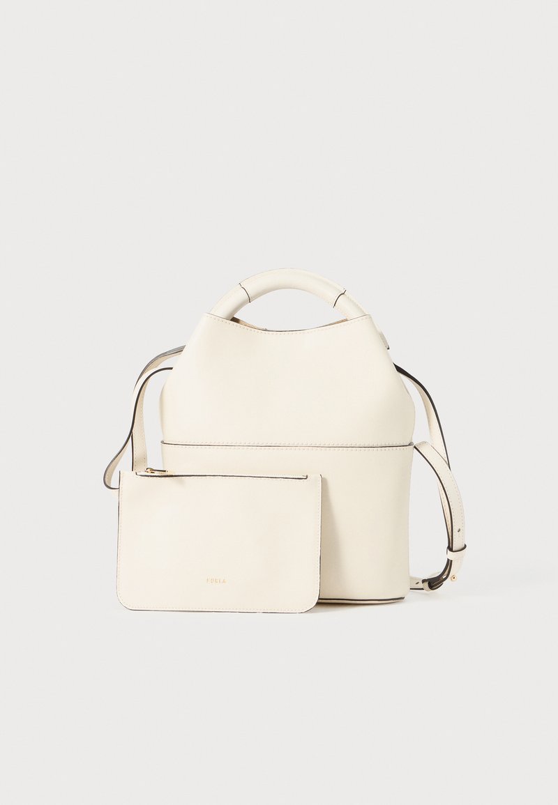 Kremová kožená taška v tvare vedra so štruktúrovanou formou, minimalistickým dizajnom a zlatými detailmi. Obsahuje zodpovedajúcu odnímateľnú taštičku.