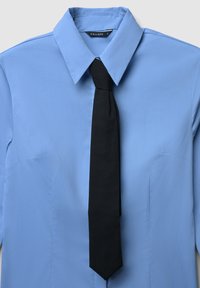 Himmelblaues Hemd mit spitzem Kragen und schwarzer Krawatte. Glatte Stofftextur, strukturiertes Design und gerade geschnittene Ärmel.