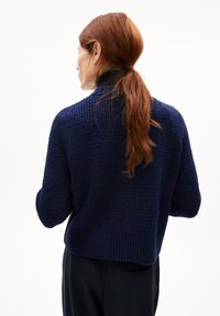 ARMEDANGELS FABIOLAA - Strickpullover - deep sea blue