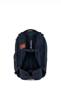 Zaino blu navy con spallacci imbottiti, schiena in rete per ventilazione e una rifinitura in pelle marrone. Presenta cinghie regolabili per la vita e lo sterno.