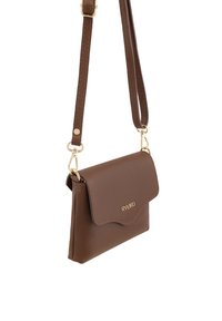 Brązowa torebka crossbody z syntetycznej skóry o teksturowanej powierzchni, z klapką, złotymi akcentami i regulowanym paskiem.
