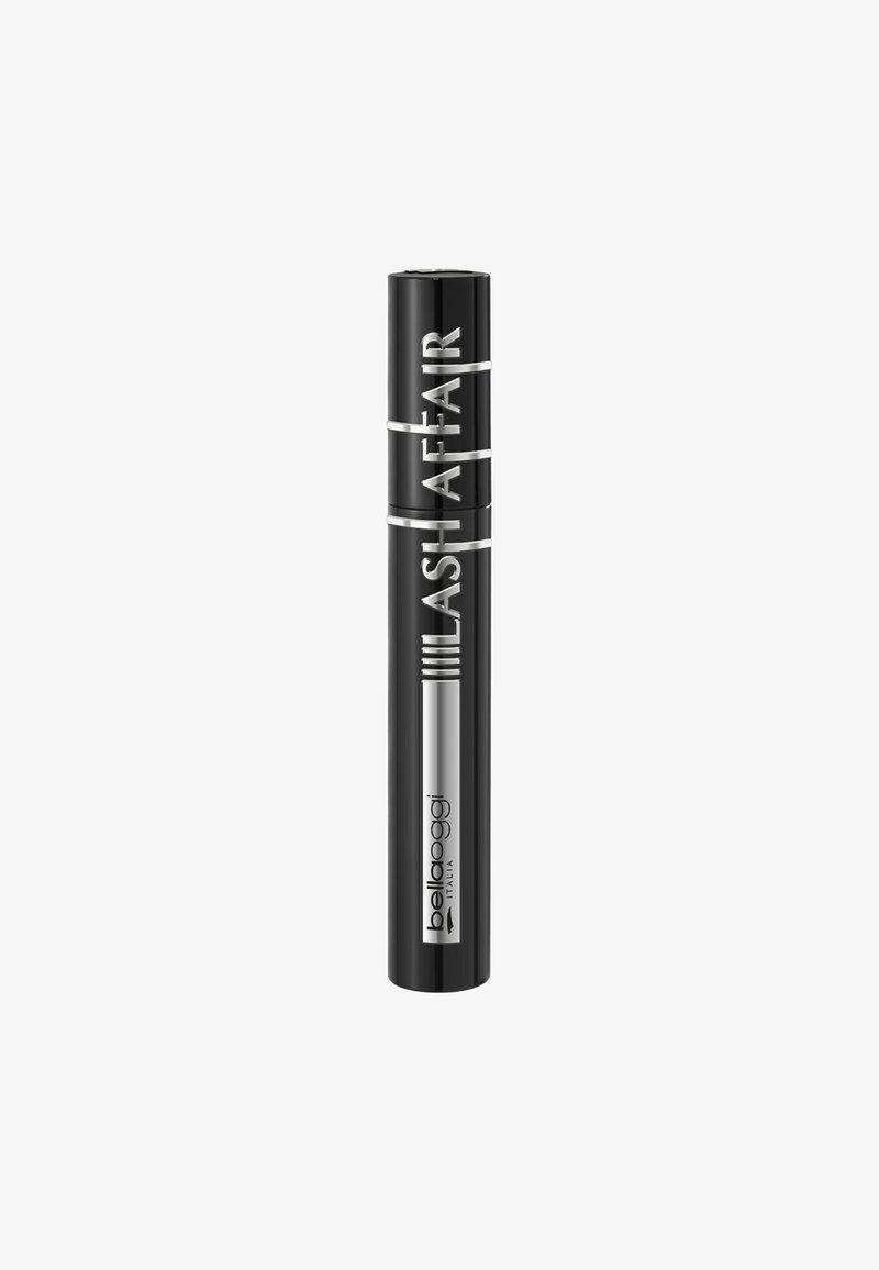 Tubo di mascara cilindrico nero etichettato "LASH AFFAIR" e "belloggi ITALIA" su uno sfondo bianco.