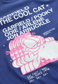 Garfield allongé avec une expression satisfaite sur un fond bleu, accompagné de texte blanc listant les personnages Garfield, Odie, Pooky, Jon Arbuckle, ainsi que les détails de l'événement.