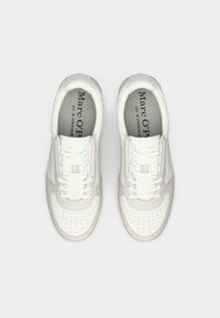 Witte sneakers met glad leer en suède accenten, geperforeerde neus, platte veters en gedrukt merklogo op de binnenzool.
