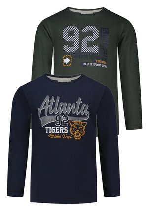 Zwei Langarmhemden: eines in dunklem Grün mit weißem und gelbem Druck, das andere in Marineblau mit gelben und silbernen Grafiken und einem Tigerdesign.