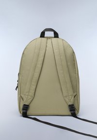 Zaino di tessuto verde dalla forma arrotondata, con spallacci imbottiti, manico superiore e dettagli in metallo nero. Design semplice e minimalista.