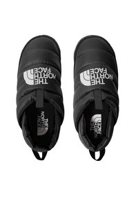 Mustat pehmeäpohjaiset liukupohjakengät, joissa on tekstuuri pinta, ja joissa on näkyvä valkoinen logo edessä sekä vetonauhat helppoa pukemista varten.