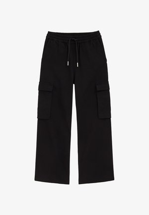 Črne cargo hlače z elastičnim pasom in vrvico. Imajo dva stranska žepa in sproščen dizajn širokih nogavic. Bombažni material.