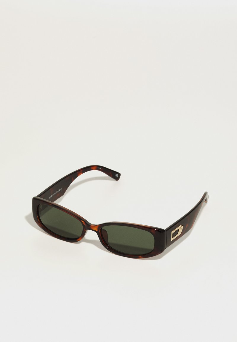 Gafas de sol rectangulares de carey con lentes verdes, que presentan un diseño elegante, acentos de hardware en dorado en el lateral y un acabado suave.