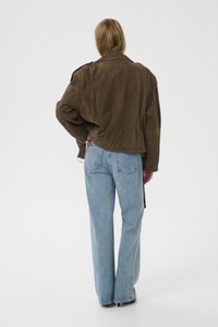 Bruine suède jas met een cropped silhouet, lange mouwen, brede revers en een ontspannen pasvorm, gecombineerd met lichtblauwe, hooggetailleerde jeans.