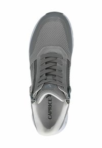 Sneaker grigio con tomaia in rete, colletto imbottito e lacci. Presenta dettagli sintetici e una suola bianca. Logo del marchio visibile all'interno.