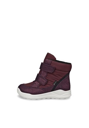 Fioletowy zimowy but dziecięcy z dwoma paskami na rzepy, białą podeszwą, metką Gore-Tex i wyściełanym wsparciem kostki.