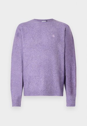 Suéter de malha roxo com mangas longas, gola redonda e bainha canelada. Apresenta um logo discreto no peito. Textura suave e ajuste descontraído.