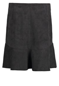 Jupe en daim noir avec un ourlet évasé, présentant une texture lisse et des lignes épurées, conçue pour une silhouette ajustée.