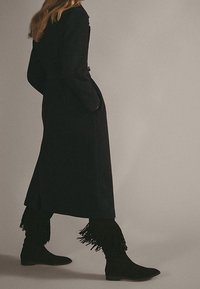 Massimo Dutti Klassischer Mantel - black