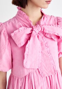 Sister Jane ONDA BOW MIDI DRESS - Kokteiļkleita/ballīšu kleita - pink