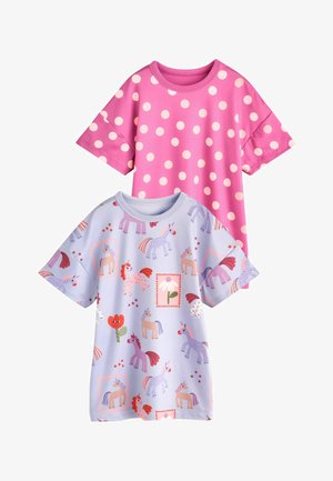 To børnet-shirts med korte ærmer: en pink med hvide prikker, en lyse lilla med farverige enhjørninge- og blomstermønstre.