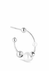 Orecchini a cerchio in argento con perle rotonde e lucide di diverse dimensioni, tra cui una perla bianca prominente, su un sottile design di filo curvo.