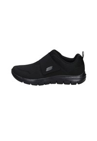 Sneaker nera con design slip-on, tomaia in mesh testurizzato, fascia elastica e suola imbottita per il comfort. Branding discreto sul lato.
