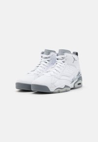 Bílé vysoké tenisky s šedými detaily, perforovanými panely a vzorovanou podrážkou. Obsahují polstrovaný horní okraj a šněrovací design.