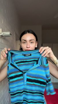 Modrá a čierna pruhovaná bezrukávová košela s výstrihom do V, zapínaním na gombík a rebrovanou textúrou. Nálepka viditeľná: "Desigual."