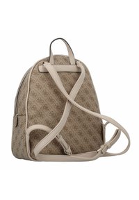 Mochila beige con un patrón de monograma texturizado. Cuenta con un cierre de cremallera, correas ajustables y un asa superior. Material suave, diseño estructurado.